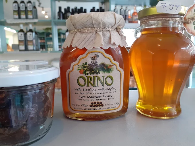 Gläser mit griechischem Bergblütenhonig und getrockneten Spezialitäten
