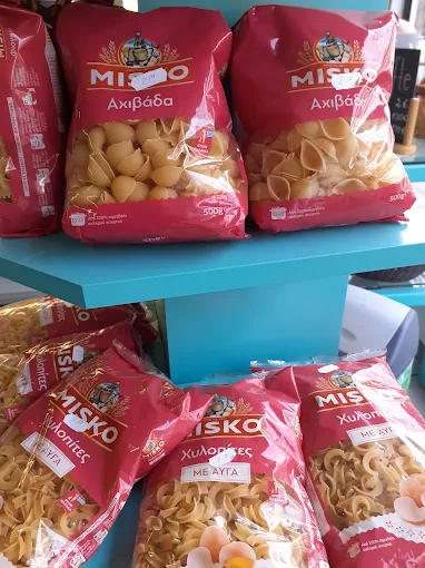 Griechische Pasta-Spezialitäten im Regal