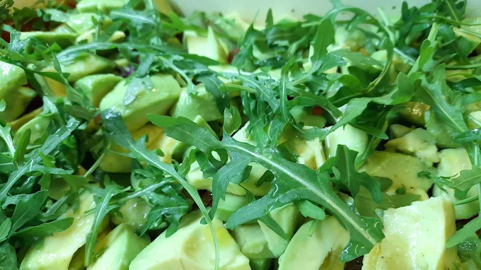 Frischer Avocado-Rucola-Salat