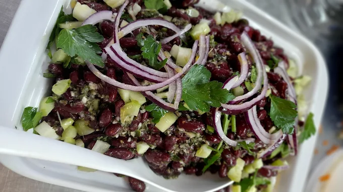 Roter Bohnensalat mit Zwiebeln und Petersilie