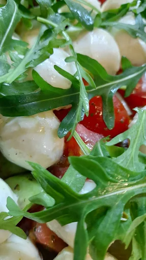 Caprese-Salat mit Mozzarella, Tomaten und Rucola