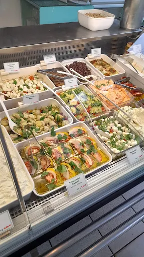 Feinkosttheke mit zahlreichen frischen Salaten