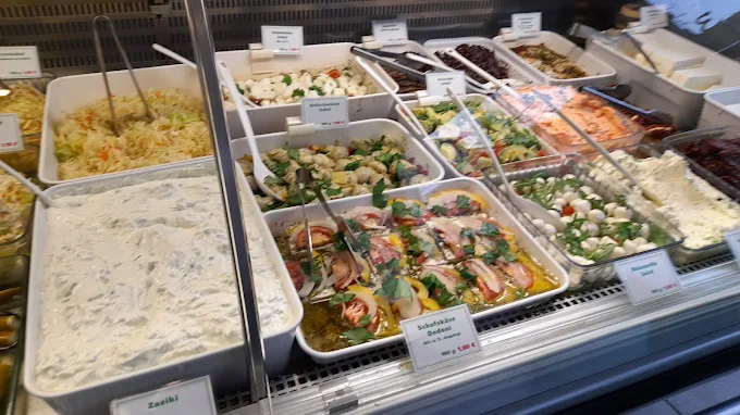 Feinkosttheke mit großer Auswahl an Salaten, Tzatziki und Cremes